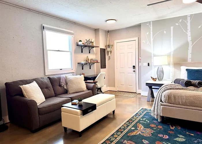 Apartment Set On Peaceful 5 Acres, 5 Min From Town, Private Building, Level 2 Ev Charger