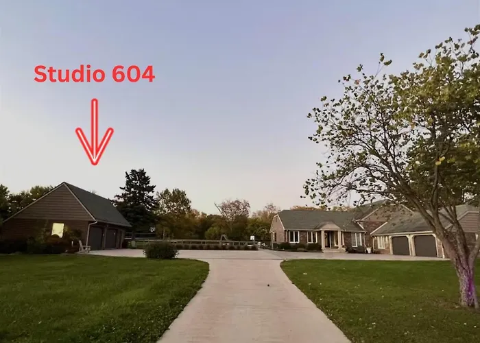 Set On Peaceful 5 Acres, 5 Min From Town, Private Building, Level 2 Ev Charger * Bloomington