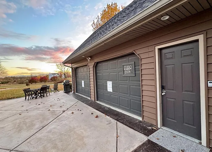 Set On Peaceful 5 Acres, 5 Min From Town, Private Building, Level 2 Ev Charger Apartment