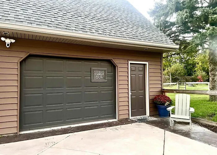 Set On Peaceful 5 Acres, 5 Min From Town, Private Building, Level 2 Ev Charger Apartment Bloomington