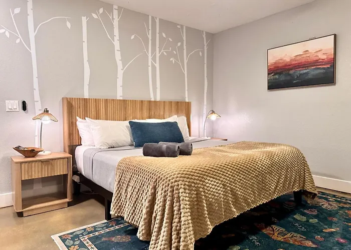 Set On Peaceful 5 Acres, 5 Min From Town, Private Building, Level 2 Ev Charger Apartment *